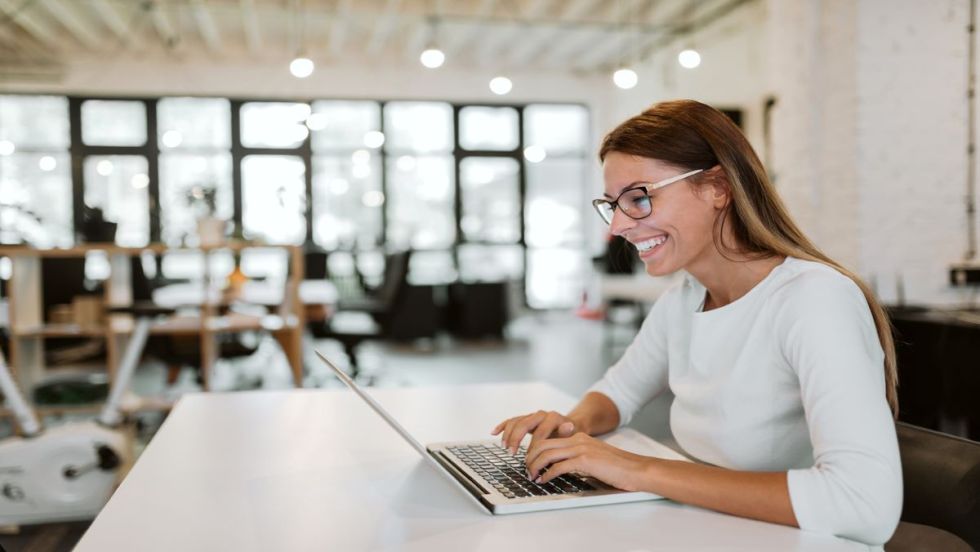 Une travailleuse devant son ordinateur