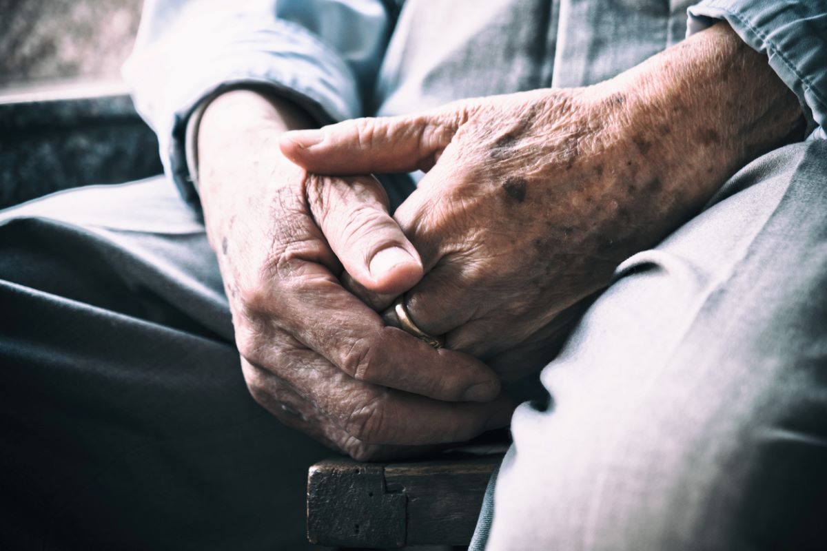 main personne âgée