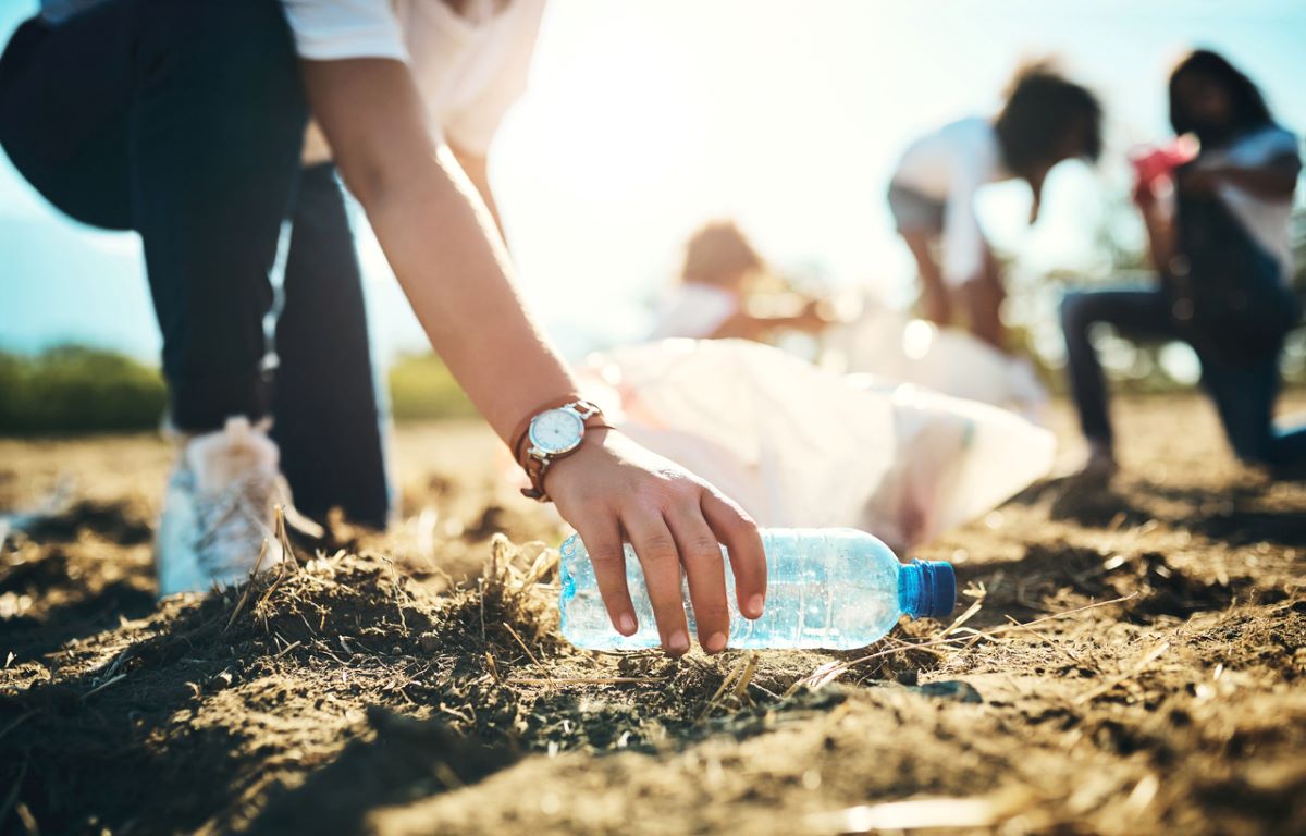 Opération de ramassage de plastique sur la plage