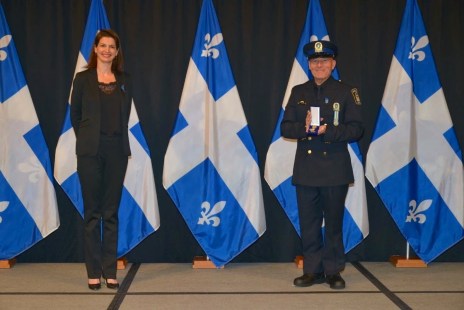 La ministre de la Sécurité publique, Geneviève Guilbault (à gauche) en compagnie de Piero Matta (à droite).