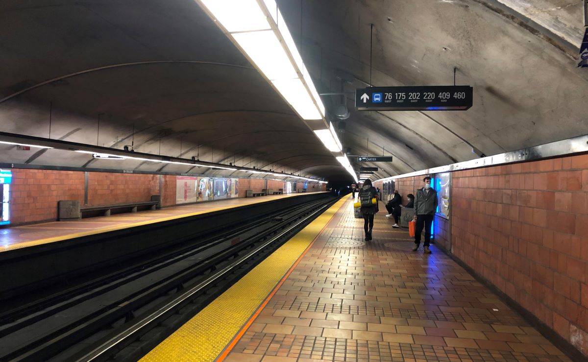 Des usagers du métro à la station Du Collège.