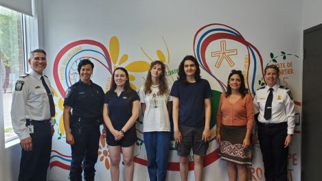 Les jeunes auteurs de la murale, accompagnés des employés du SPVM.