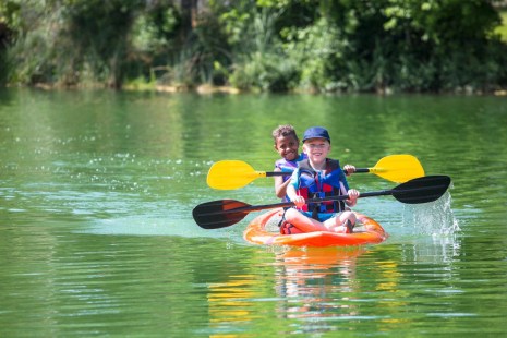 Enfants faisant du kayak.