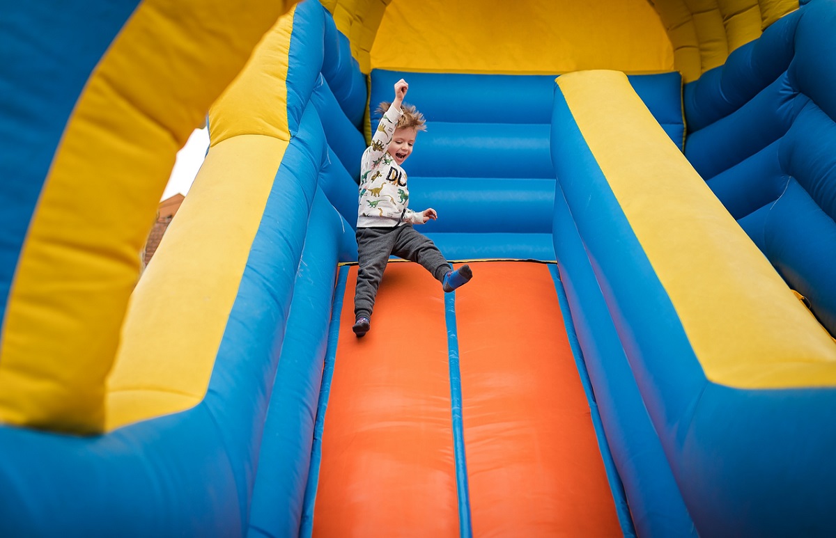 Des jeux gonflables seront installés dans le parc pour permettre aux enfants de s’y amuser.
