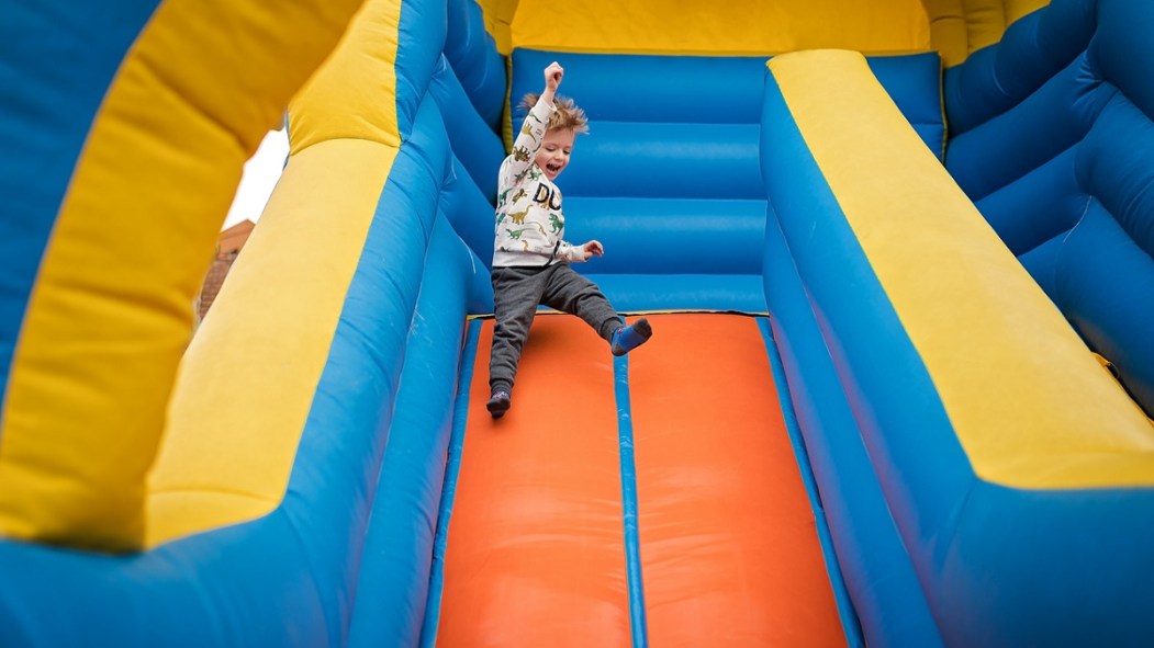 Des jeux gonflables seront installés dans le parc pour permettre aux enfants de s’y amuser.