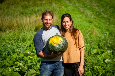 Les entrepreneurs Sébastien Angers et Marie-Josée Richer se sont associé pour développer une culture régénératrice de graines de citrouilles