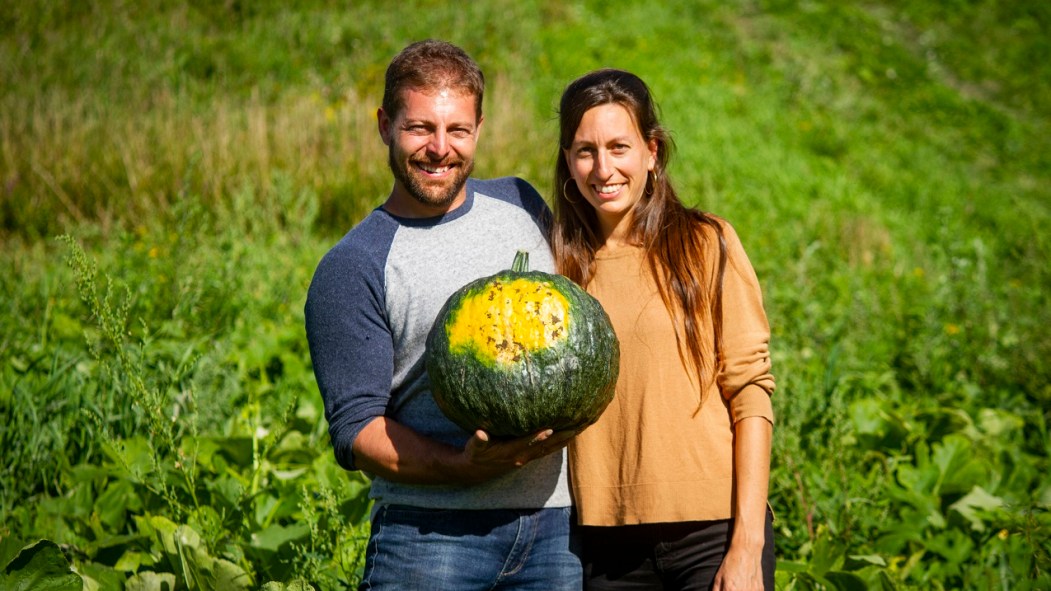 Les entrepreneurs Sébastien Angers et Marie-Josée Richer se sont associé pour développer une culture régénératrice de graines de citrouilles