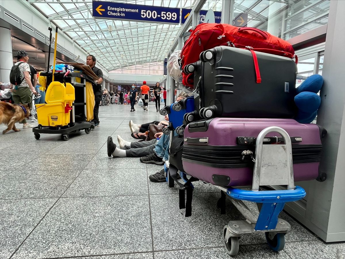 Chaos à l’aéroport de Montréal, des enfants attendent plus de 24 heures 