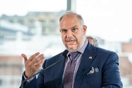 Le vice-président du comité exécutif et responsable de l’habitation, Benoit Dorais, font le point sur la stratégie de développement de logements abordables de la Ville.