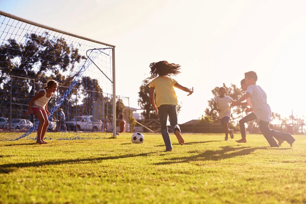 Enfants jouant au soccer