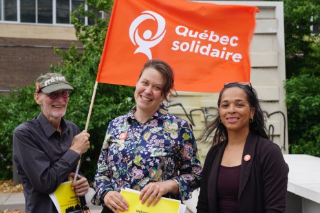 Le militant de longue date Richard Ducharme accompagnant les candidates locales de Qu&eacute;bec solidaire &Eacute;lyse Levesque et Ren&eacute;e-Chantal Belinga.