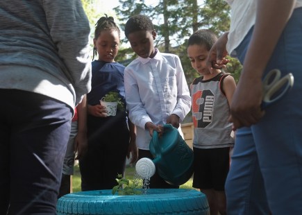 Les jeunes du centre communautaire à la tâche.