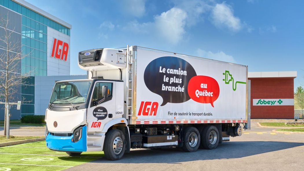 Un camion électrique Lion8 utilisé pour les livraisons vers les magasins IGA de l'île de Montréal