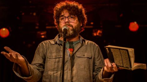 Pierre-Luc Brillant en prestation au Cabaret Bio D&eacute;gradable, au Lion d'Or, le 2 juin dernier