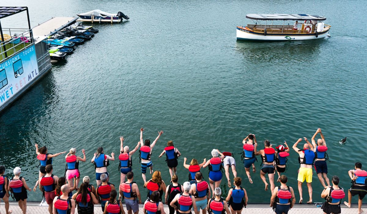 Des dizaines de citoyens et des élus sautent à l'eau à l'occasion du Grand Splash en 2019, afin de revendiquer un meilleur accès public à l’eau dans le grand Montréal.
