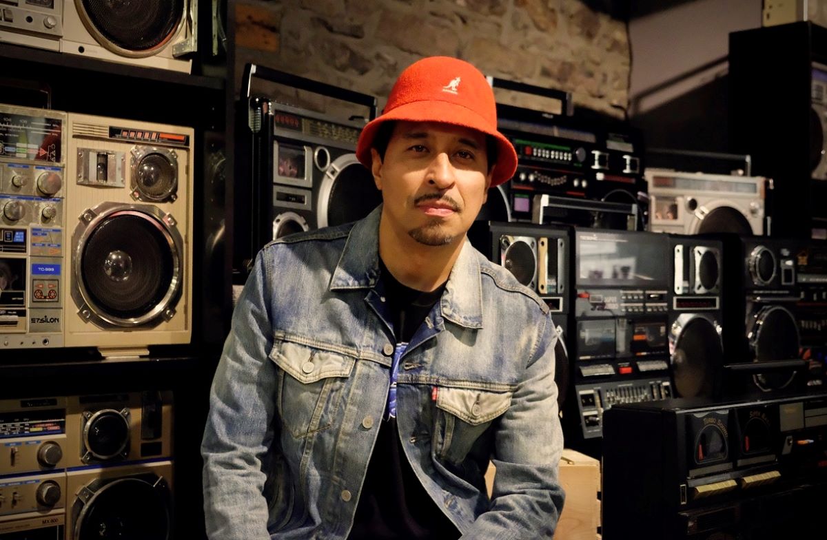 Cholo devant sa collection de radions lors de l'éxposition MONTRÉAL ♥ HIP-HOP