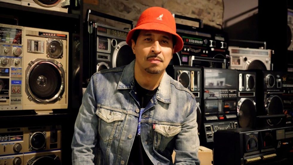 Cholo devant sa collection de radions lors de l'éxposition MONTRÉAL ♥ HIP-HOP