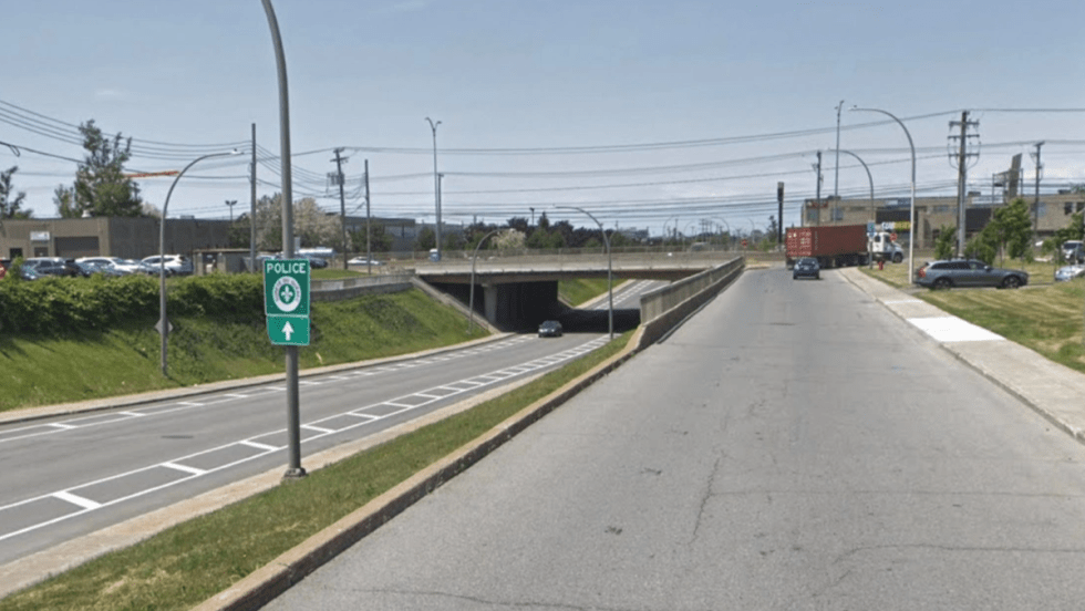 Le pont d'étagement qui permet le passage sous l'autoroute Côte-de-Liesse.