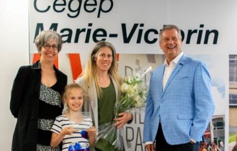 La famille de Pascal solignac, rassembl&eacute;e pour r&eacute;cup&eacute;rer le prix.