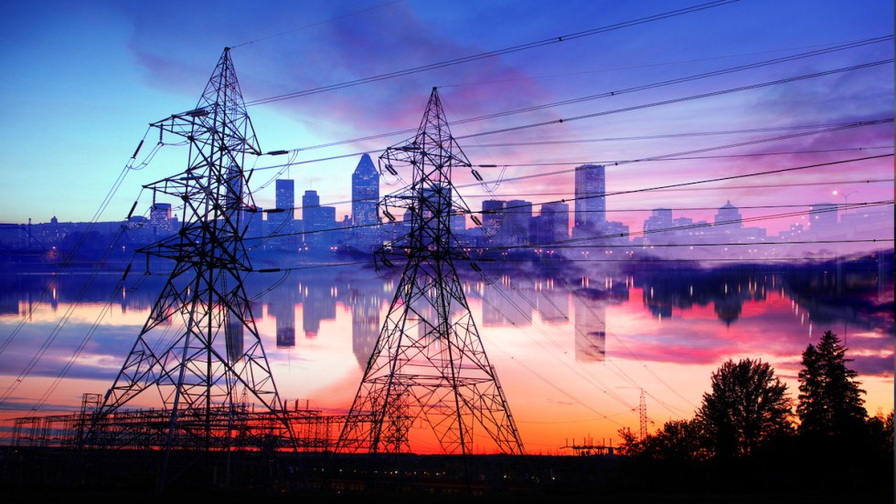 Des pylônes devant le skyline de Montréal illustrant les pannes d'électricité.