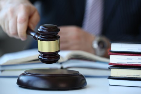 Un juge tape son marteau dans un procès
