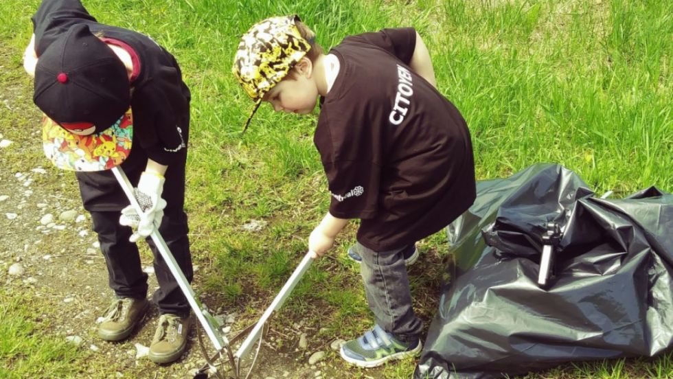 De jeunes citoyens à l'ouvrage.