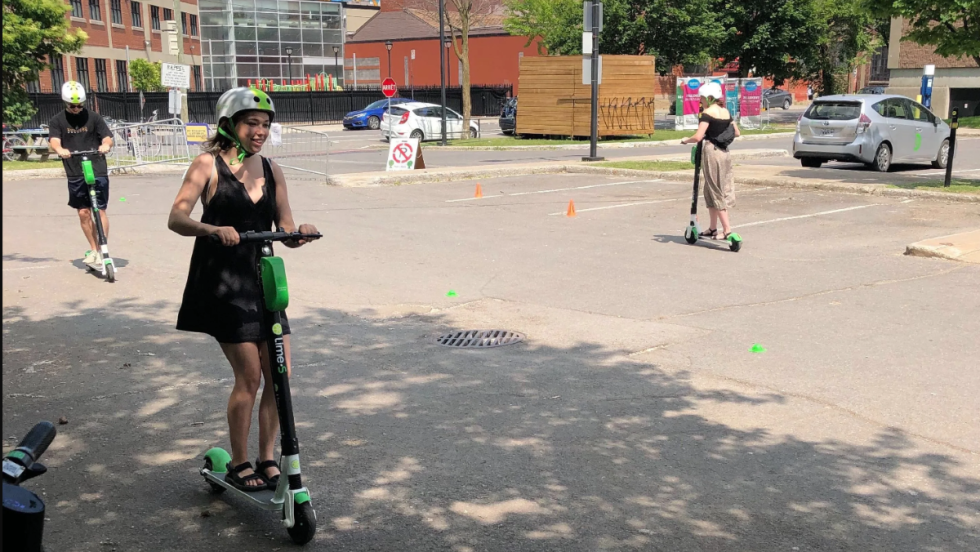 Des utilisatrices des trottinette électriques Lime.