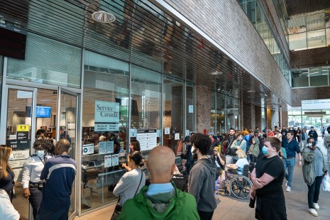 Des dizaines de personnes patientent dans les bureaux de Service Canada, dans le complexe Guy-Favreau.