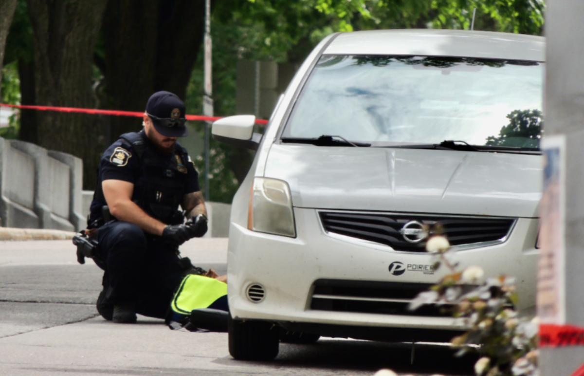 Une Nissan Santra abandonnée sur la rue des Parlementaires a tenu les policiers en haleine mercredi midi.