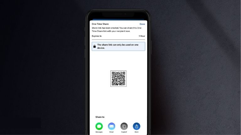 Les partages peuvent être envoyés sous la forme de codes QR, via Airdrop, courriel, SMS, etc. partage keeper one-time share code QR