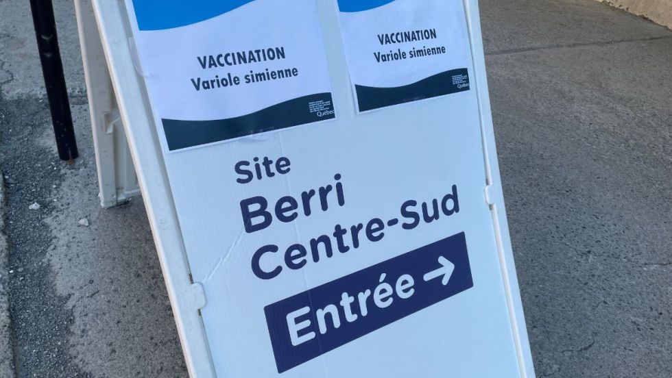 Site de vaccination contre la variole simienne sur le boulevard de Maisonneuve