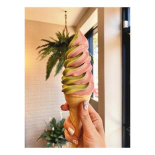 Cr&egrave;me glac&eacute;e v&eacute;g&eacute;talienne au matcha et aux fraises du caf&eacute; Florence, dans Pointe-Saint-Charles