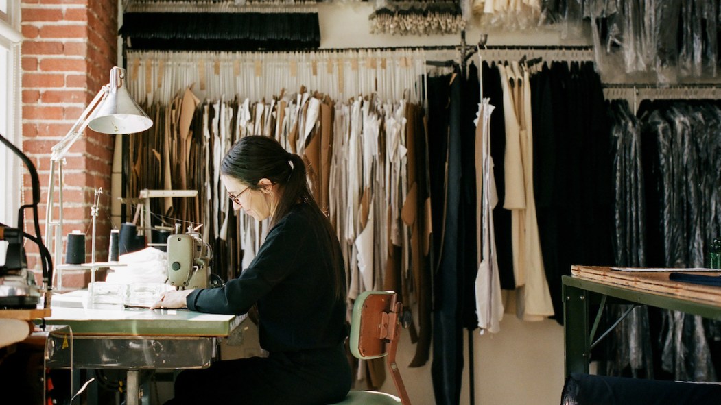 La designer de mode éthique Elisa C-Rossow à l’œuvre dans son atelier de Pointe-Sainte-Charles