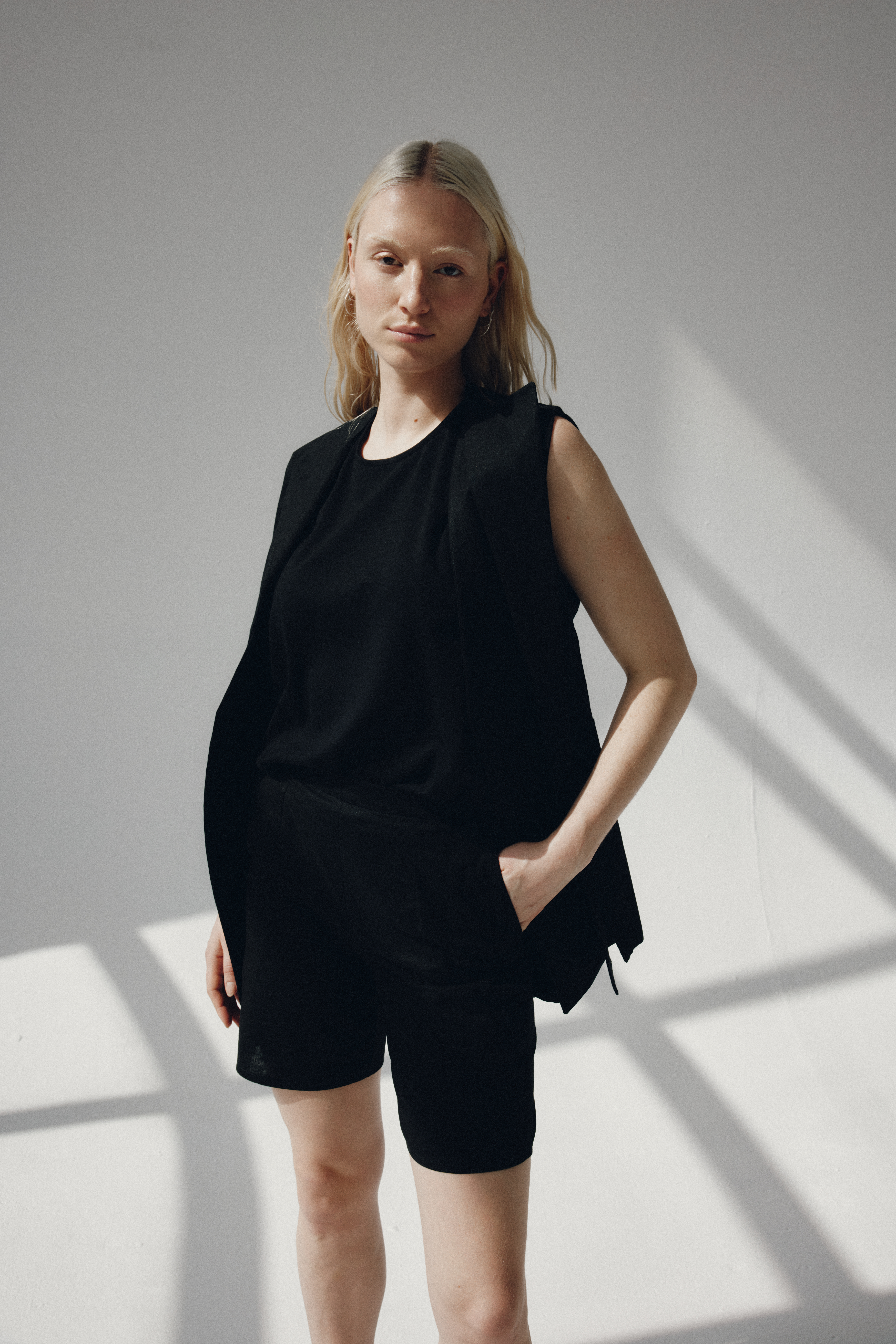 Short Billie, 315&nbsp;$, et veste Swan, 790&nbsp;$, d&rsquo;Elisa C-Rossow, collection printemps-&eacute;t&eacute; 2022