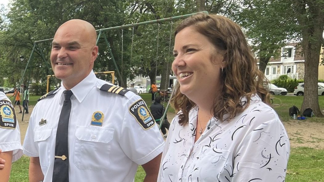 Le commandant François Labonté et Karine Mac Donald, coordonnatrice de projets au CAVAC de Montréal.