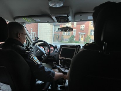 Le sergent Charles Blemur et commandant David Paradis en route vers le Vieux-Port.