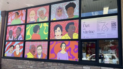 Les artistes exposent notamment sur la vitrine du march&eacute; Tradition de la rue de Charleroi.