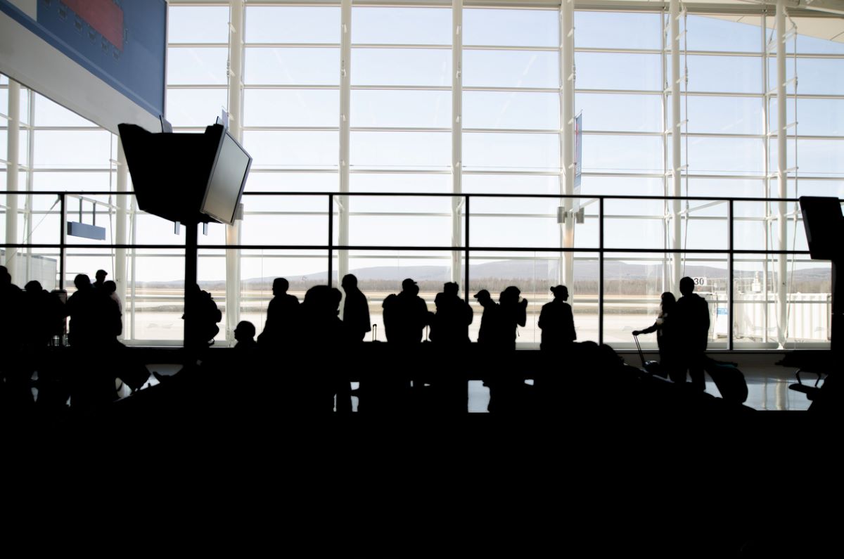Pourquoi c’est le chaos dans les aéroports du monde entier dont Montréal?