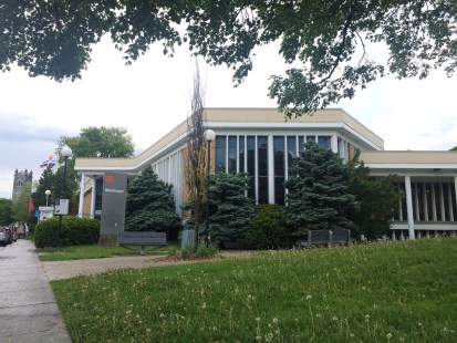 La bibliothèque du Vieux-Saint-Laurent pourrait constituer un lieux de diffusion pour ces résidences.
