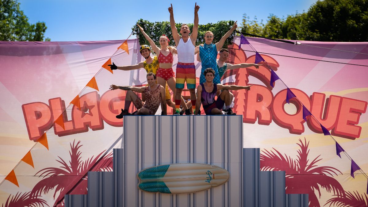 Une scène du spectacle "Plage au Cirque" du Cirque Éloize, à à Poitiers, dans l’Ouest de la France