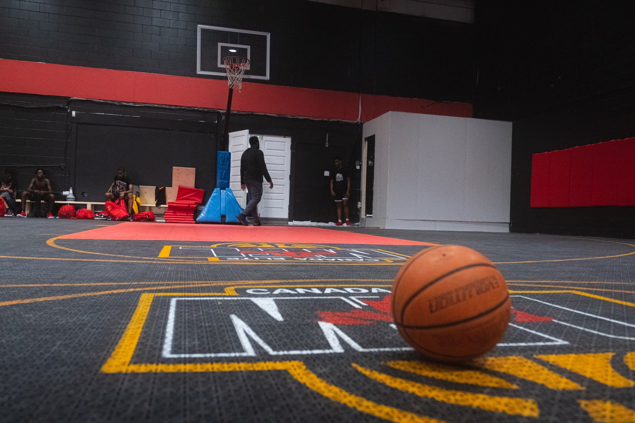 Avant de pouvoir accéder au terrain, lors des périodes scolaires, les jeunes basketteurs doivent faire leurs devoirs. 