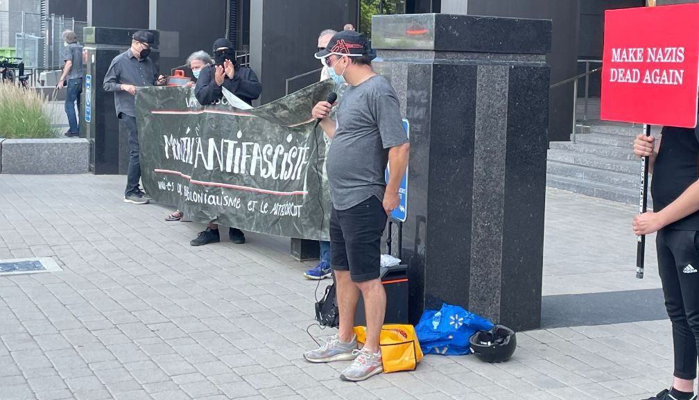 Des manifestants antifascistes devant le Palais de Justice de Montréal pour le procès du néonazi Gabriel Sohier Chaput