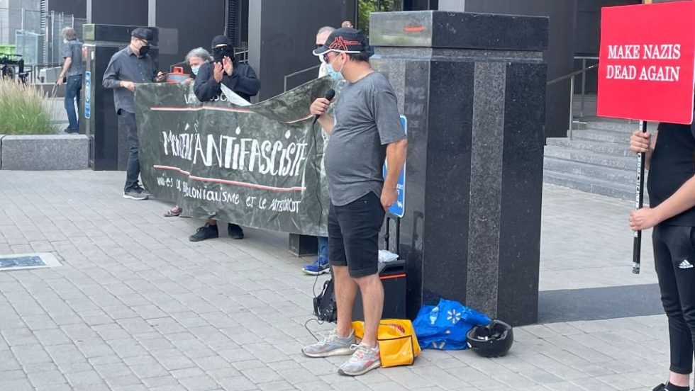 Des manifestants antifascistes devant le Palais de Justice de Montréal pour le procès du néonazi Gabriel Sohier Chaput