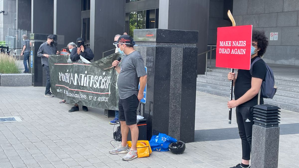 Des manifestants antifascistes devant le Palais de Justice de Montréal pour le procès du néonazi Gabriel Sohier Chaput