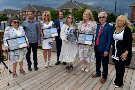 Les &eacute;lus et la famille de M. La Ricca.