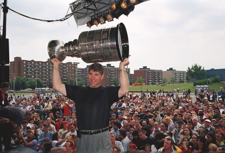 Raymond Bourque à Saint-Laurent en 2001 avec la coupe Stanley