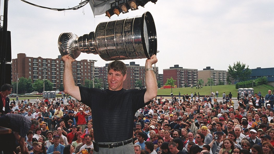 Raymond Bourque à Saint-Laurent en 2001 avec la coupe Stanley