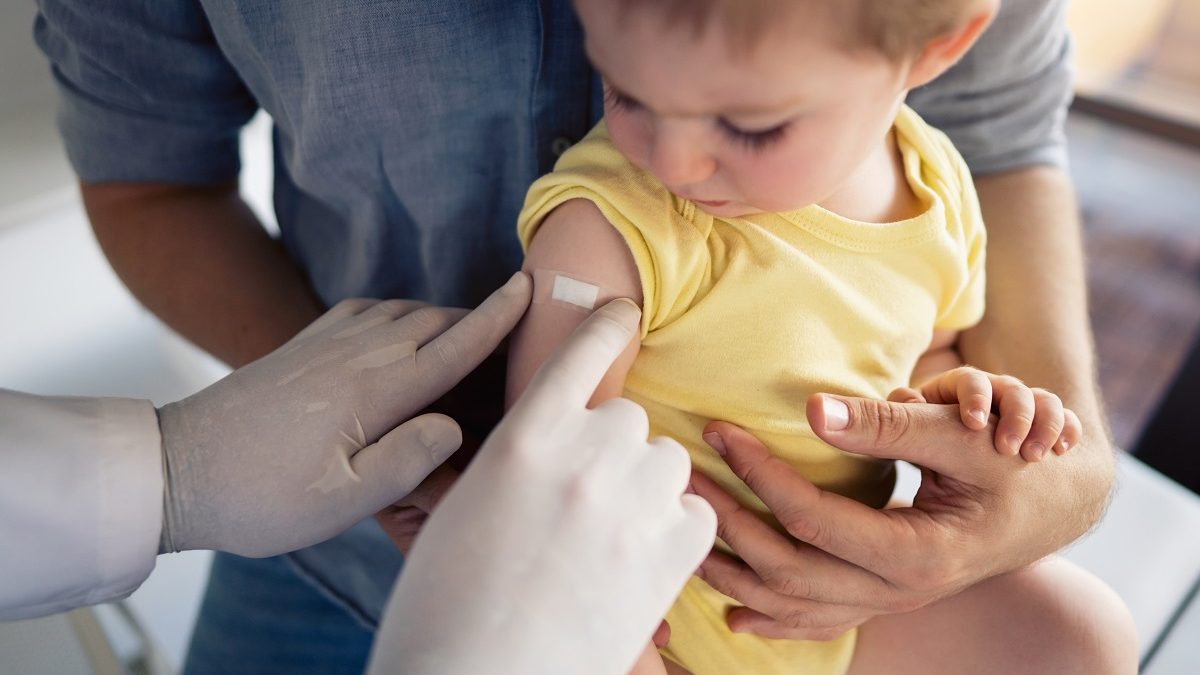 Vaccination des tout-petits : un spécialiste répond aux craintes
