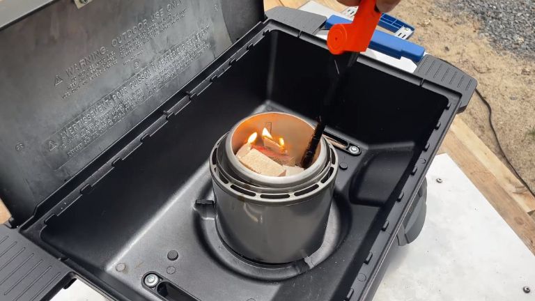 Grâce à la soufflerie intégrée, un peu de bois, un peu d’accélérateurs, et c’est parti! BBQ bois franc Woodflame soufflerie intégrée
