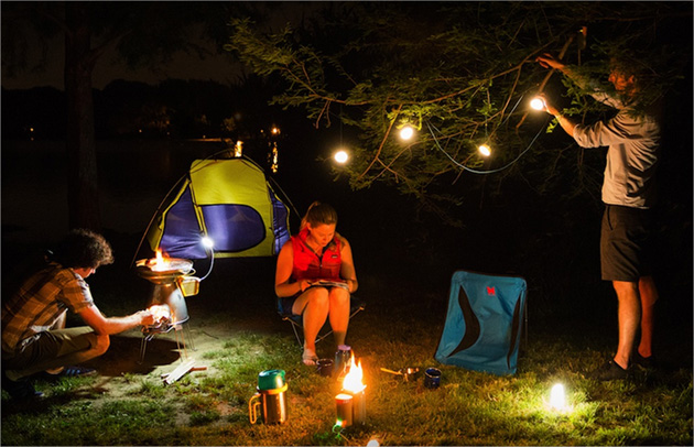 Parmi les différents accessoires d’éclairage de Biolite, la SiteLight fait la plus belle ambiance chaleureuse.